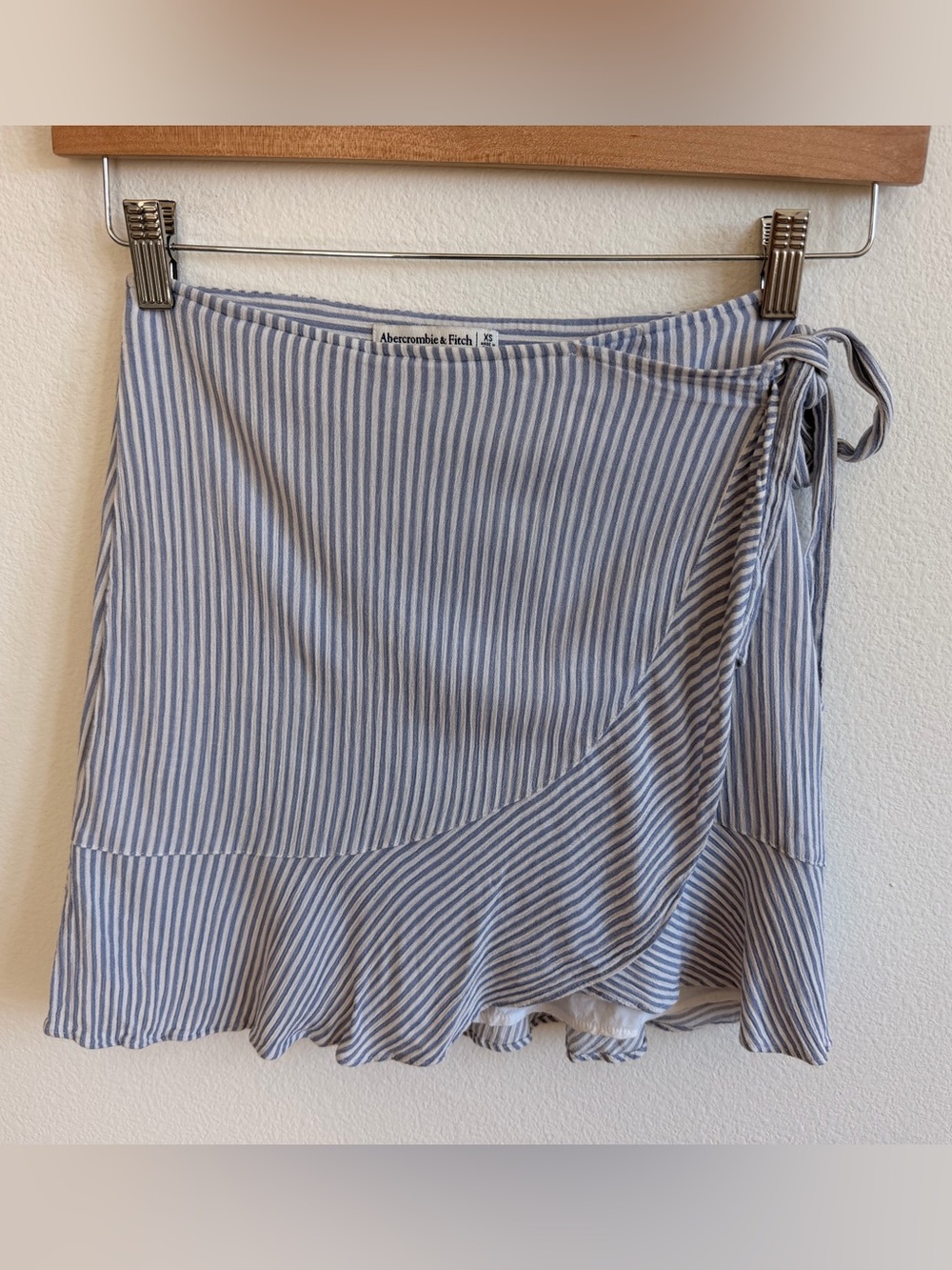 Abercrombie & Fitch Woman’s Light Blue and White Striped Ruffle Wrap Skirt XS